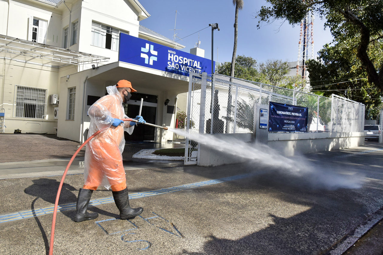 Interior e calçada do Hospital São Vicente foram desinfectados na manhã desta quinta-feira (13)
