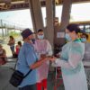 Profissional de saúde de Jundiaí afere oxigenação do sangue de passageiro no Terminal Hortolândia