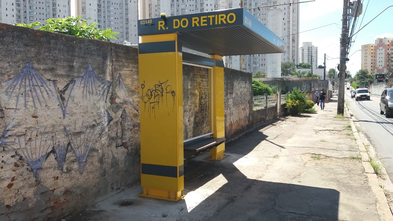 Vândalos rabiscaram abrigo de ônibus instalado na Rua do Retiro
