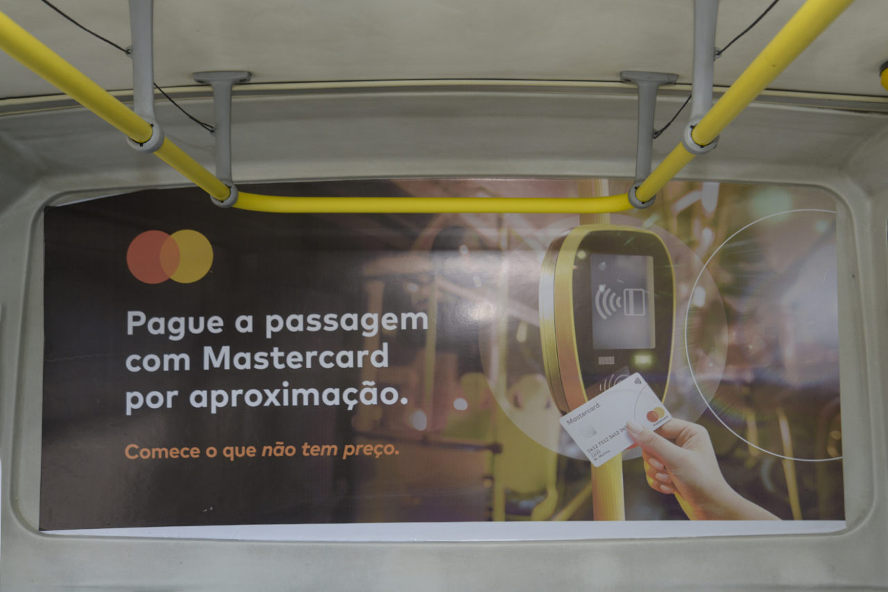 Anúncio nos ônibus aborda facilidade da tecnologia de pagamento por aproximação