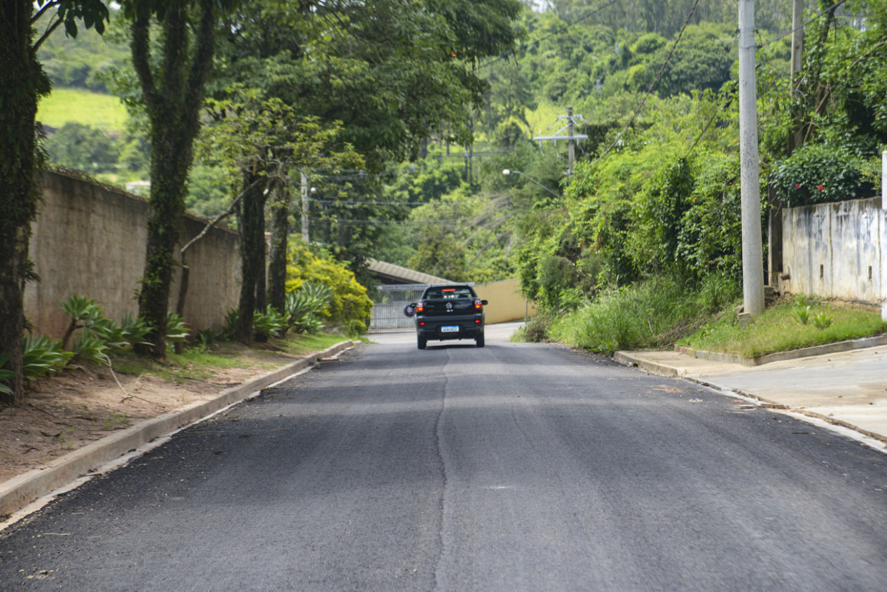 Rua Eugênio Loschi, no bairro dos Fernandes, recebeu asfalto ecológico