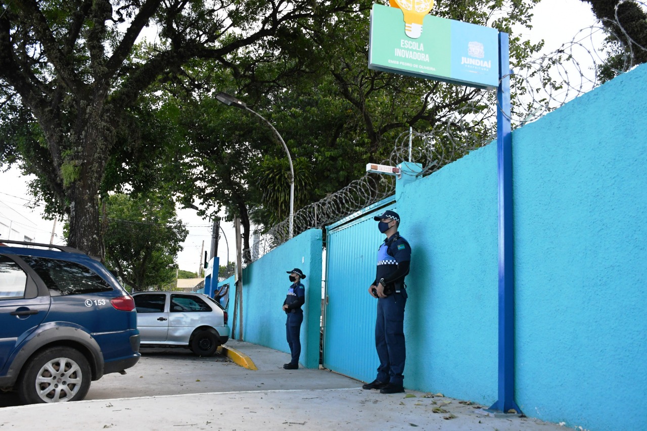Viatura e guardas municipais parados na frente de uma escola municipal de Jundiaí