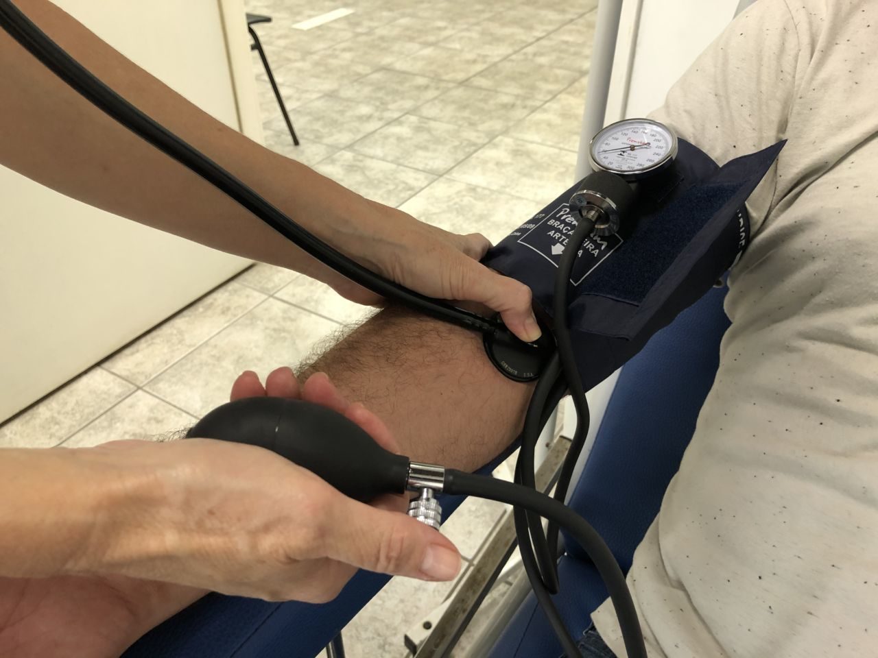 Aferição de pressão com detalhe de braço masculino