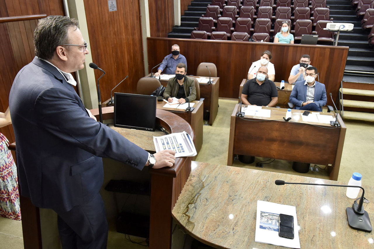 gestor de Governo e Finanças, José Antonio Parimoschi, fala aos vereadores na Câmara Municipal