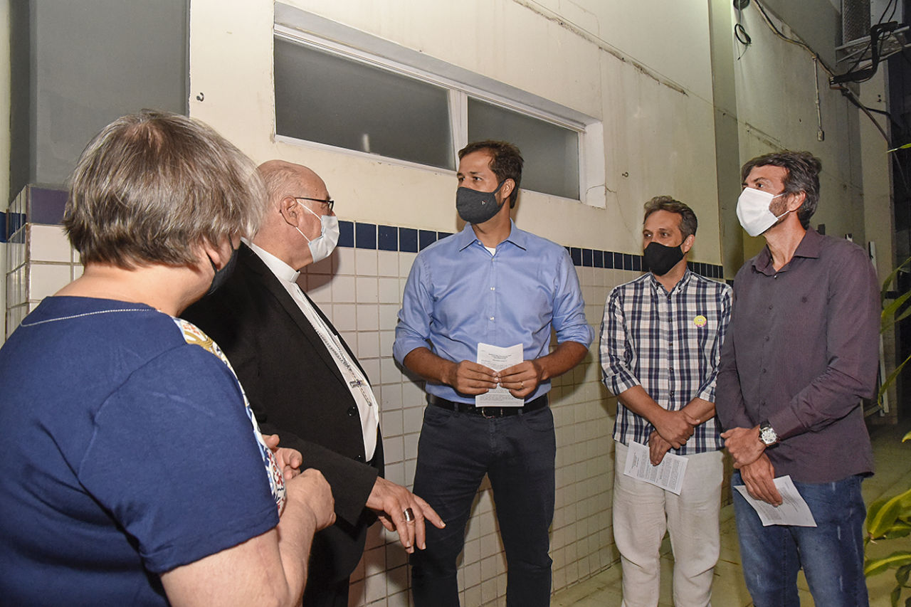 Luiz Fernando Machado conhece espaços reformados da escola