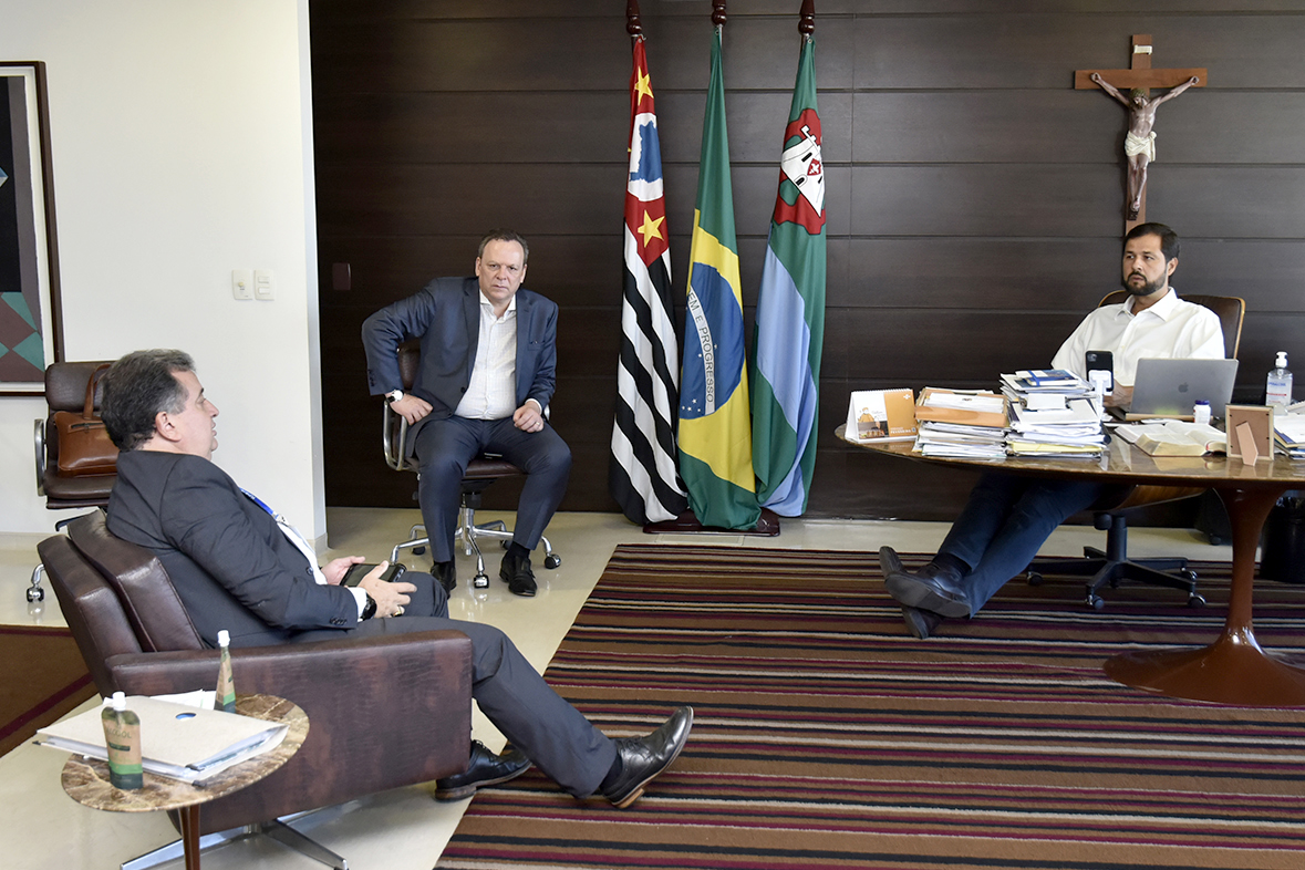 No gabinete do prefeito, o presidente da Voa-SP, Marcel Gomes Moure conversa com o gestor de Governo e Finanças, José Antonio Parimoschi, e com o prefeito Luiz Fernando Machado