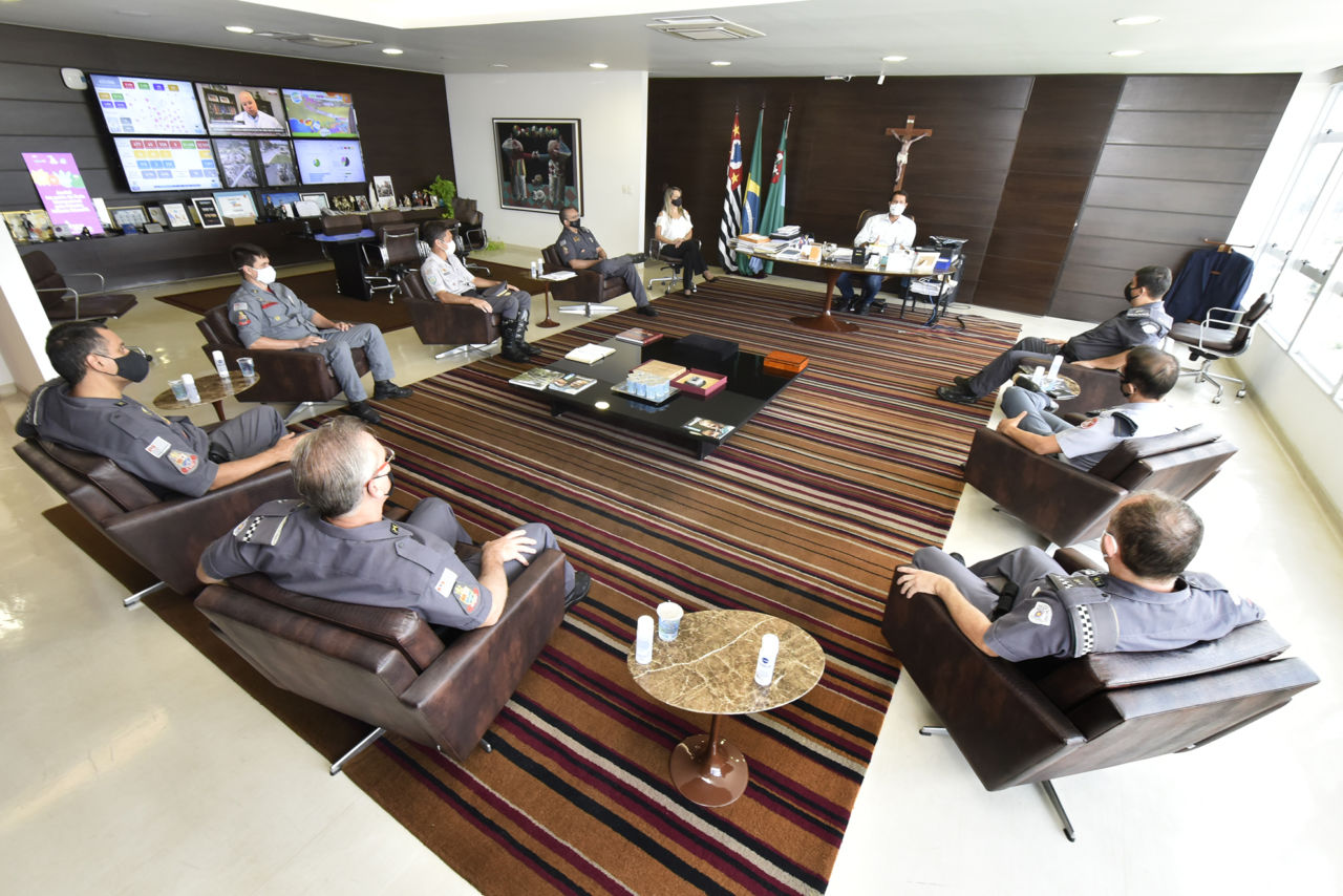 No gabinete do prefeito Luiz Fernando Machado, representantes de forças militares conversam com o prefeito