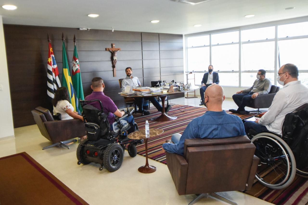 No gabinete do prefeito, representantes conversam sobre pautas voltadas às pessoas com deficiência