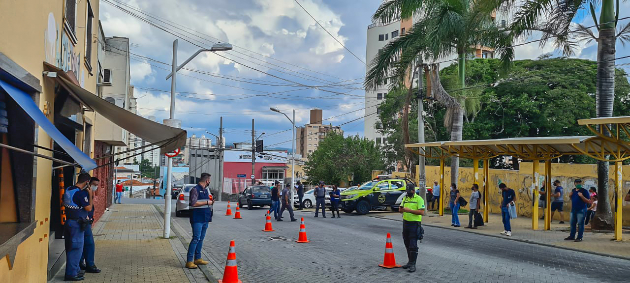 Agentes da trânsito e soldados da polícia militar nas ruas de Jundiaí