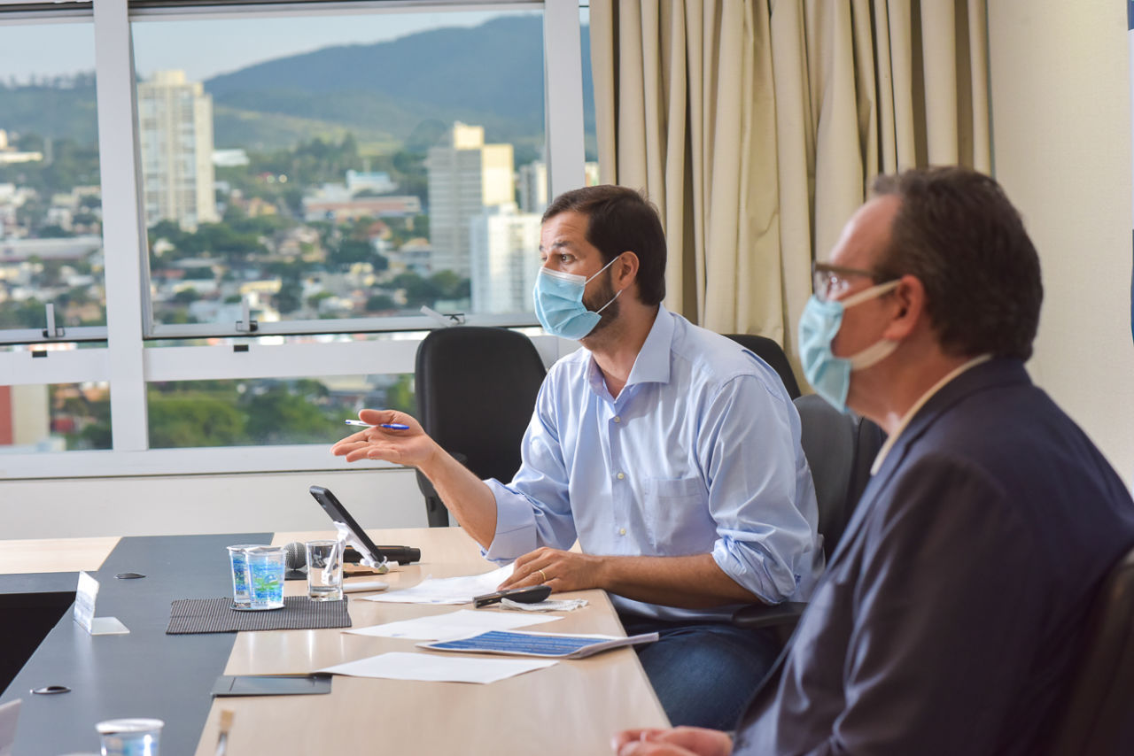 Na mesa, Luiz Fernando Machado e José Antonio Parimoschi participam de reunião virtual