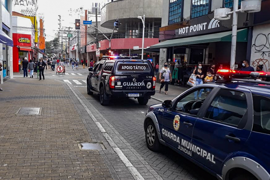 Veículos da Guarda Municipal passam pelo Centro de Jundiaí