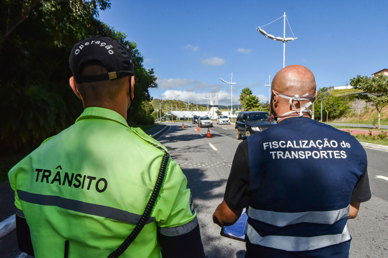 Profissionais da Divisão de Fiscalização de Transporte fazem fiscalização na avenida 9 de Julho
