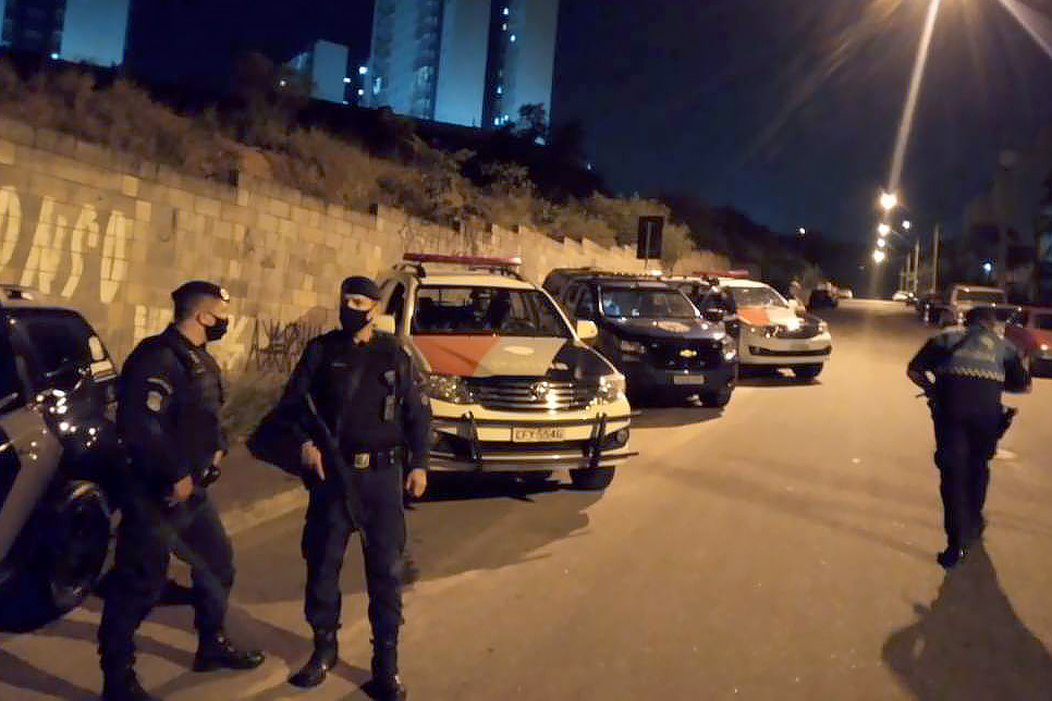 Guarda Municipal em PM em ação conjunta contra pancadão no bairro Jardim Tamoio