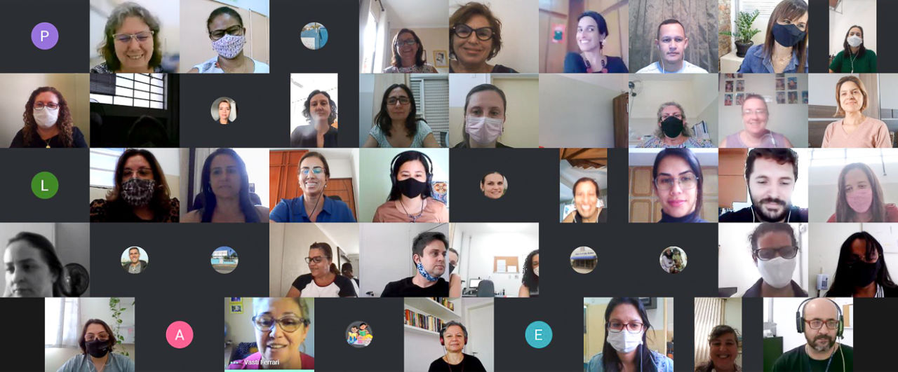 Mosaico de reunião on-line com telas em que aparecem rostos e fotos de participantes