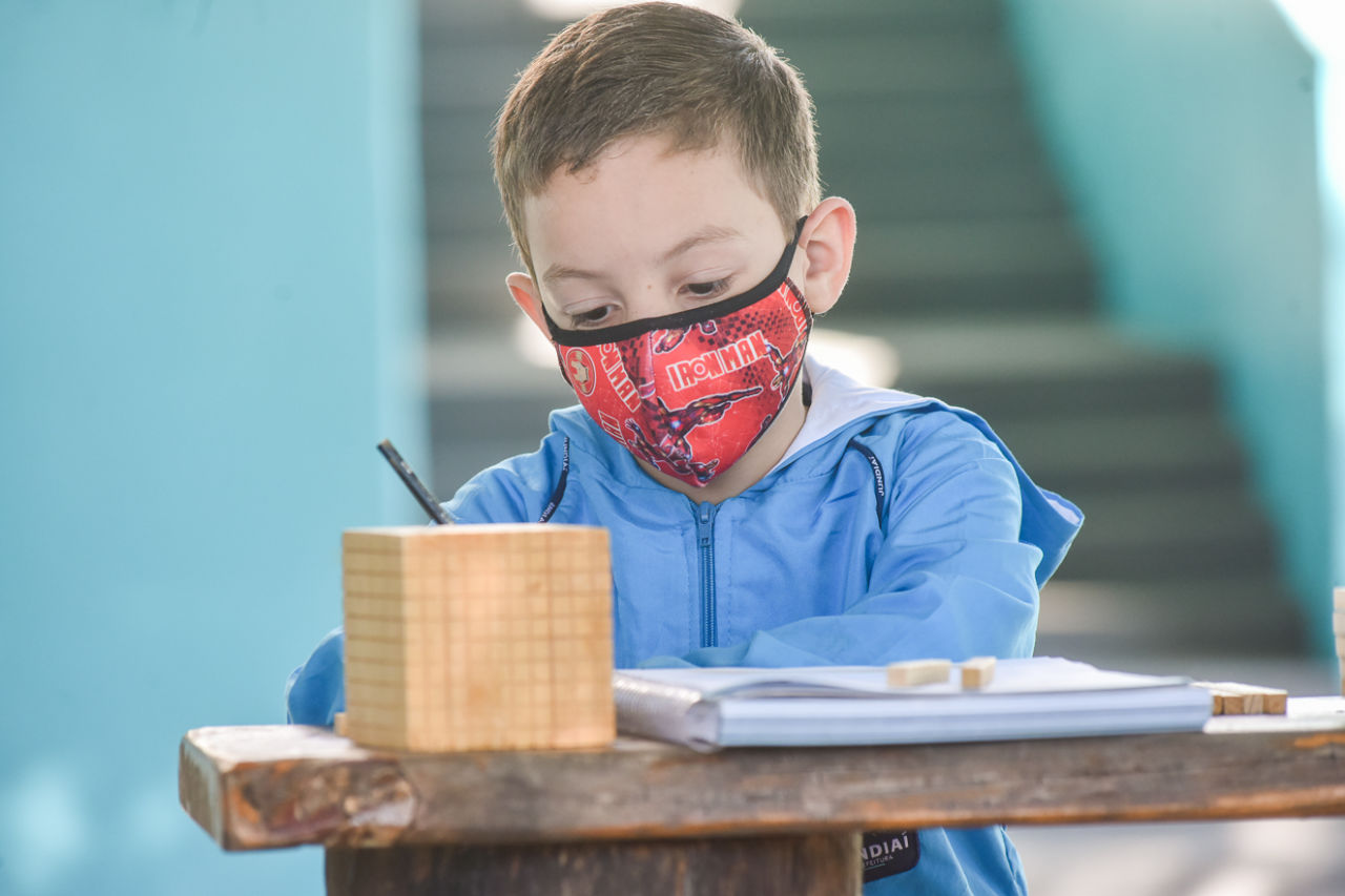 Alunos e famílias aprendem a jogar xadrez em aula da EMEB Ivo de