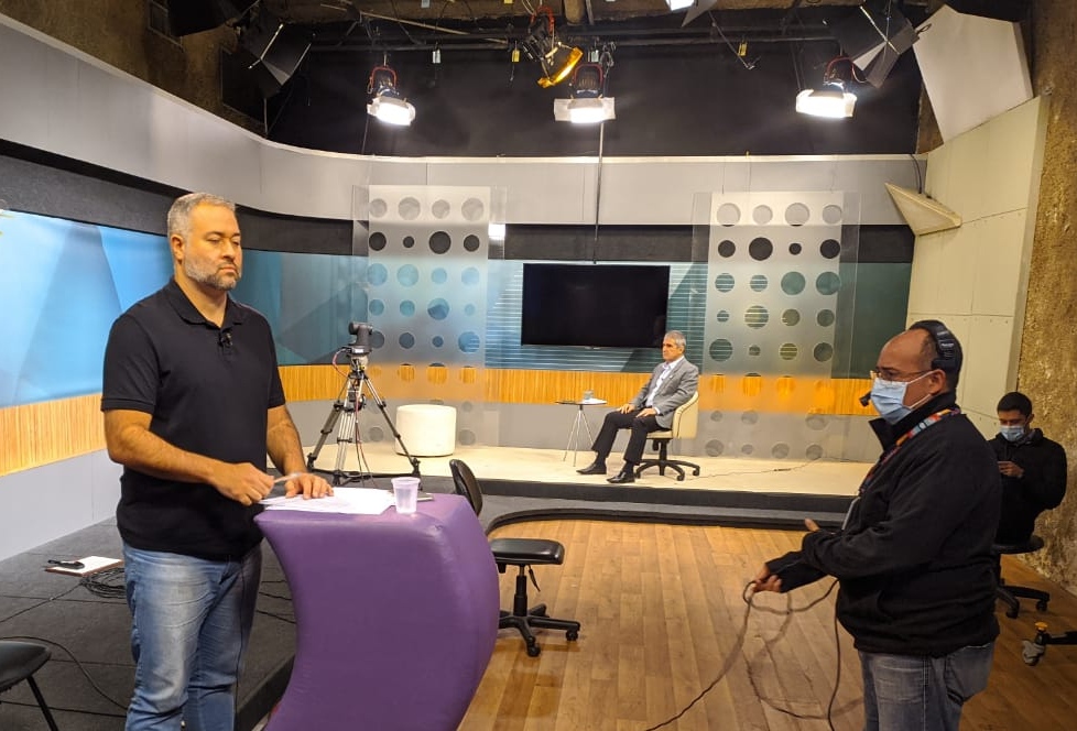 O apresentador Márcio Miguel e o gestor Aloysio Queiroz nos estúdios da TVTEC, no complexo argos