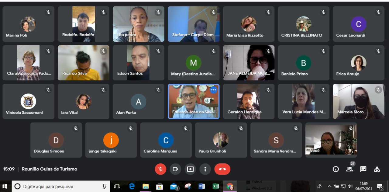 Imagem mostra reunião virtual, tela em mosaico, dividida entre os participantes