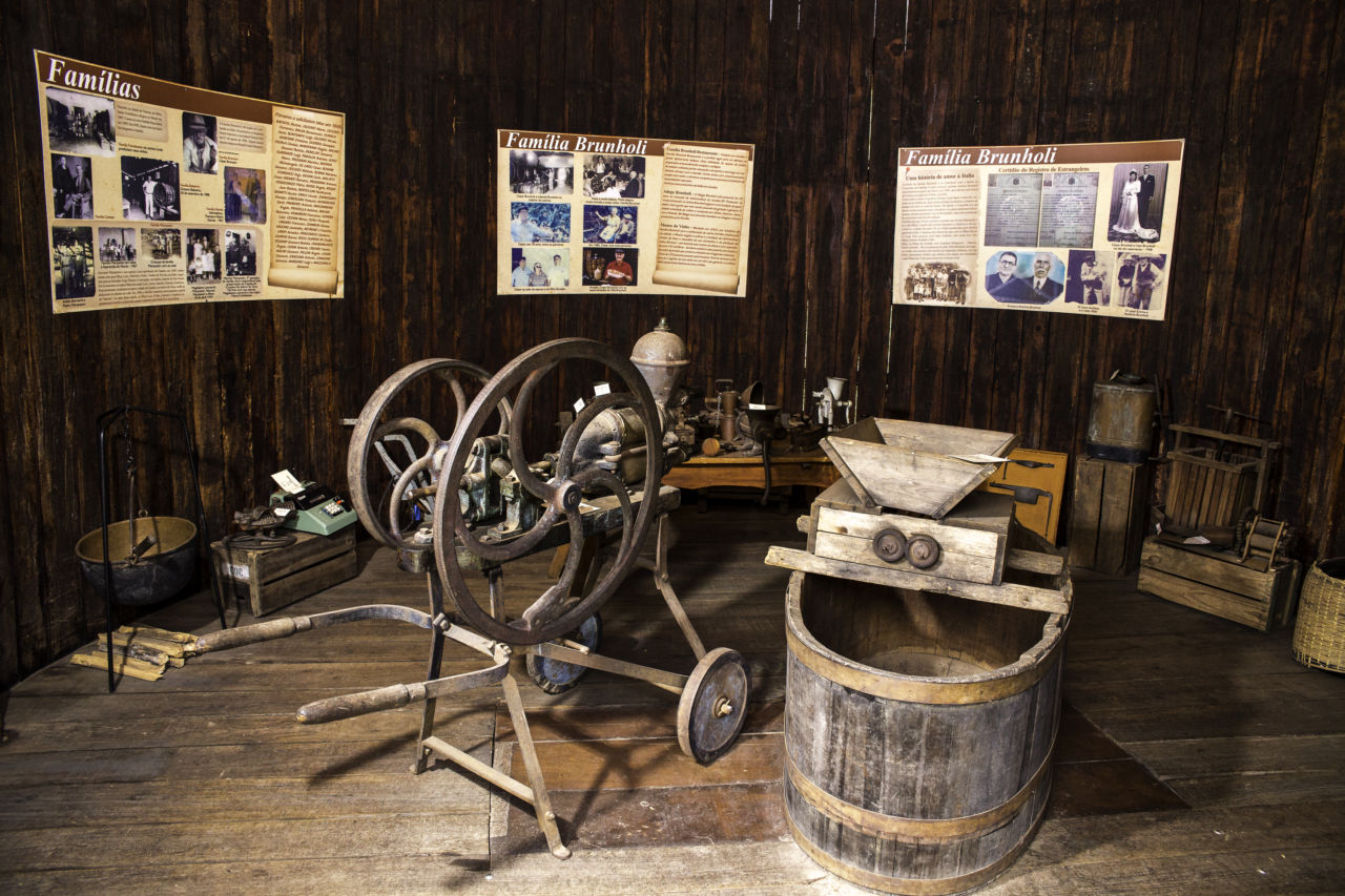 DESCRIÇÃO DA IMAGEM
Museu do vinho com instrumentos e equipamentos antigos para fabricação de vinho