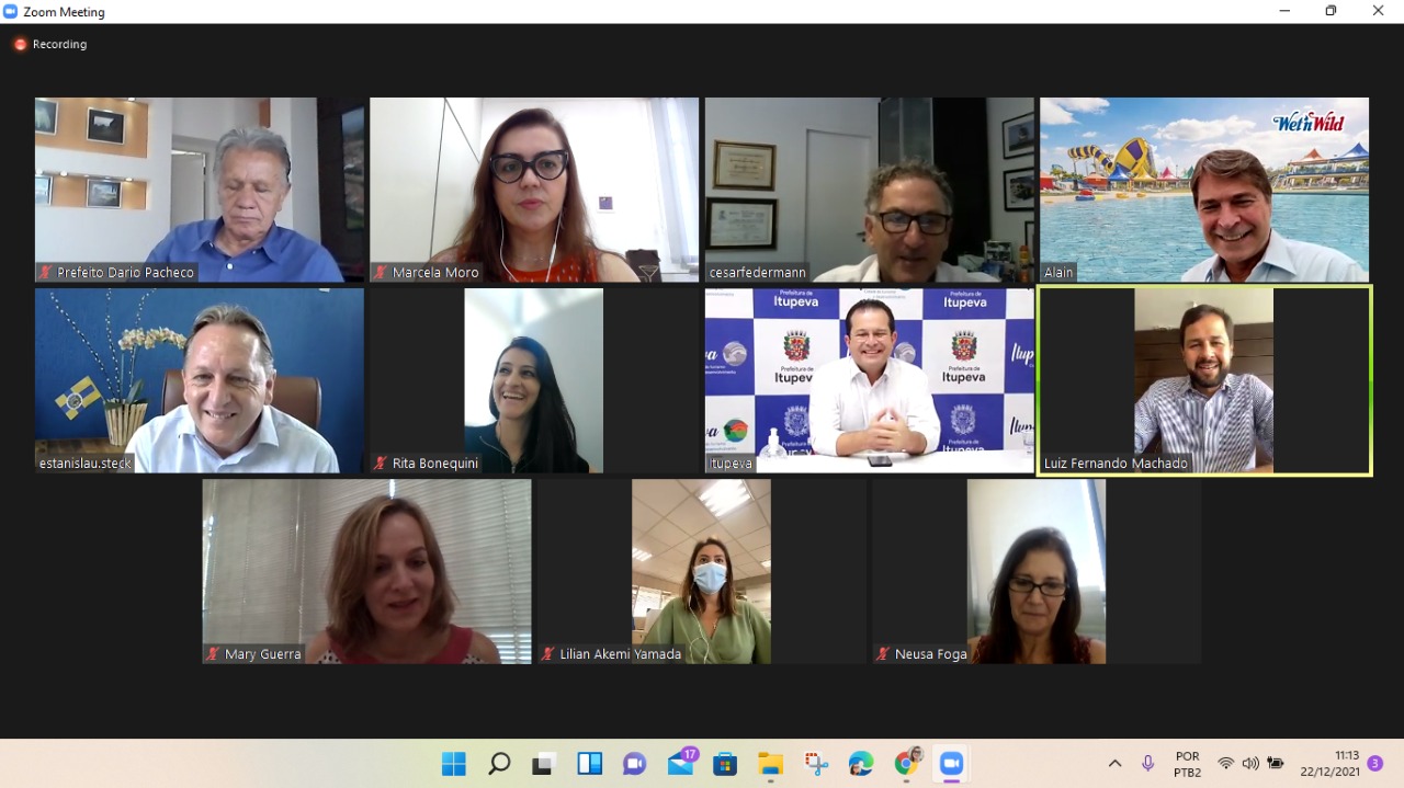 Reunião virtual com mosaico com imagem dos participantes