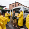 na imagem, equipe da Prefeitura entrega cesta básica a munícipe que teve casa atingida pela chuva