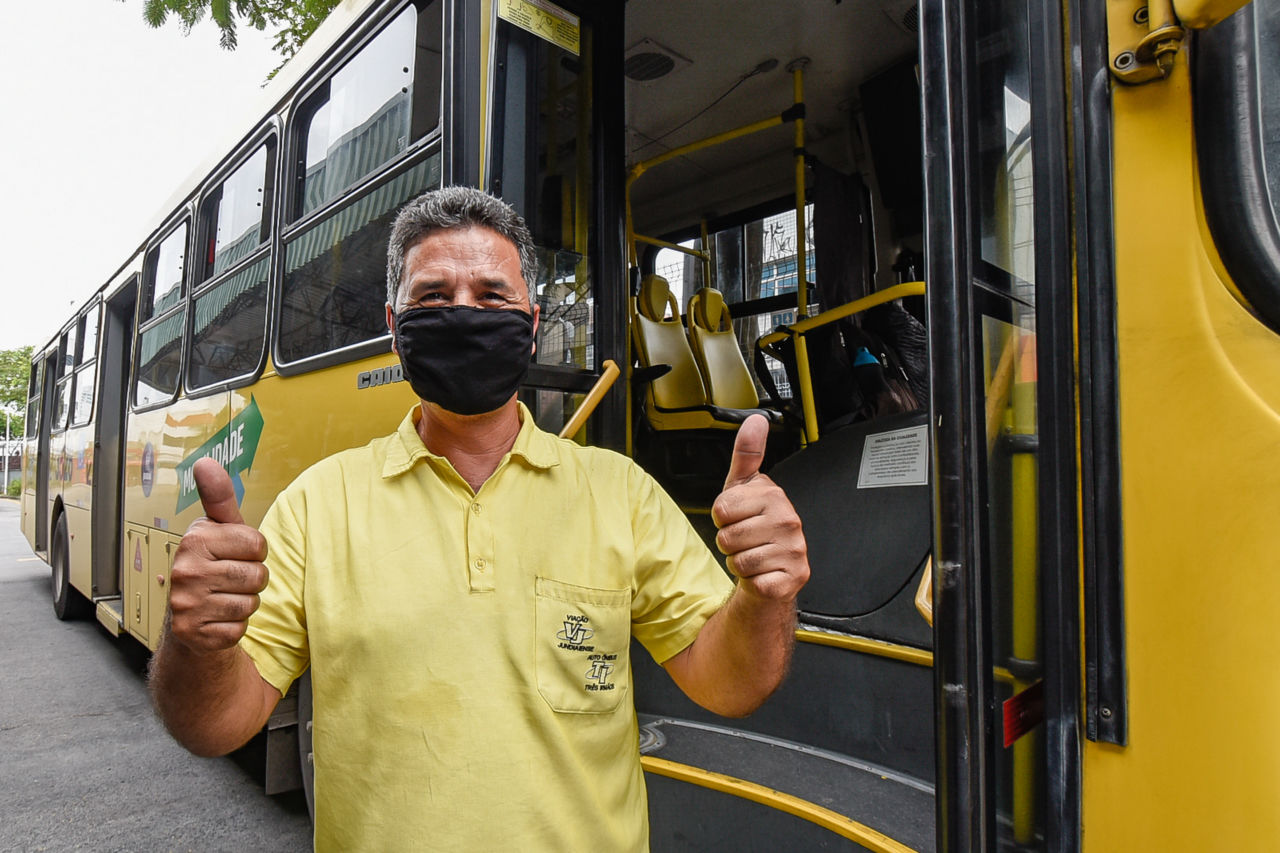 Desenho de ônibus escolar amarelo com placa de parada de ônibus