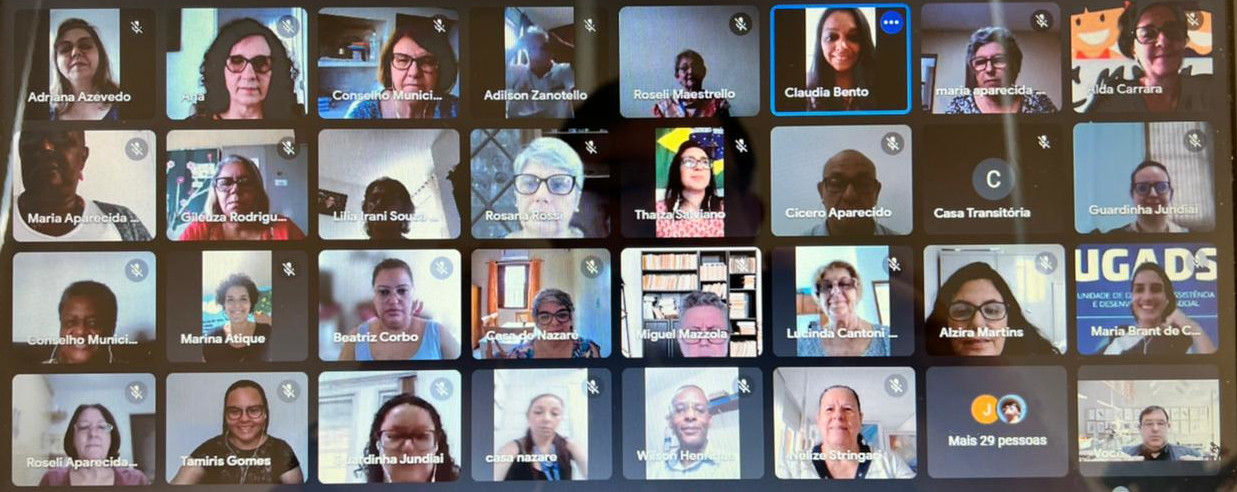 Print de telas de participantes em uma reunião on-line