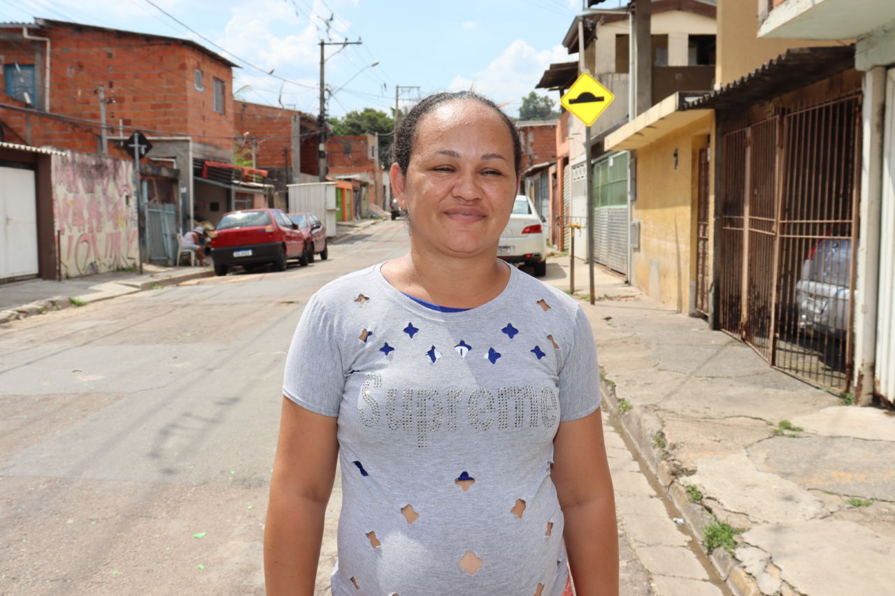 Imagem mostra mulher grávida, na rua do Bom Sucesso