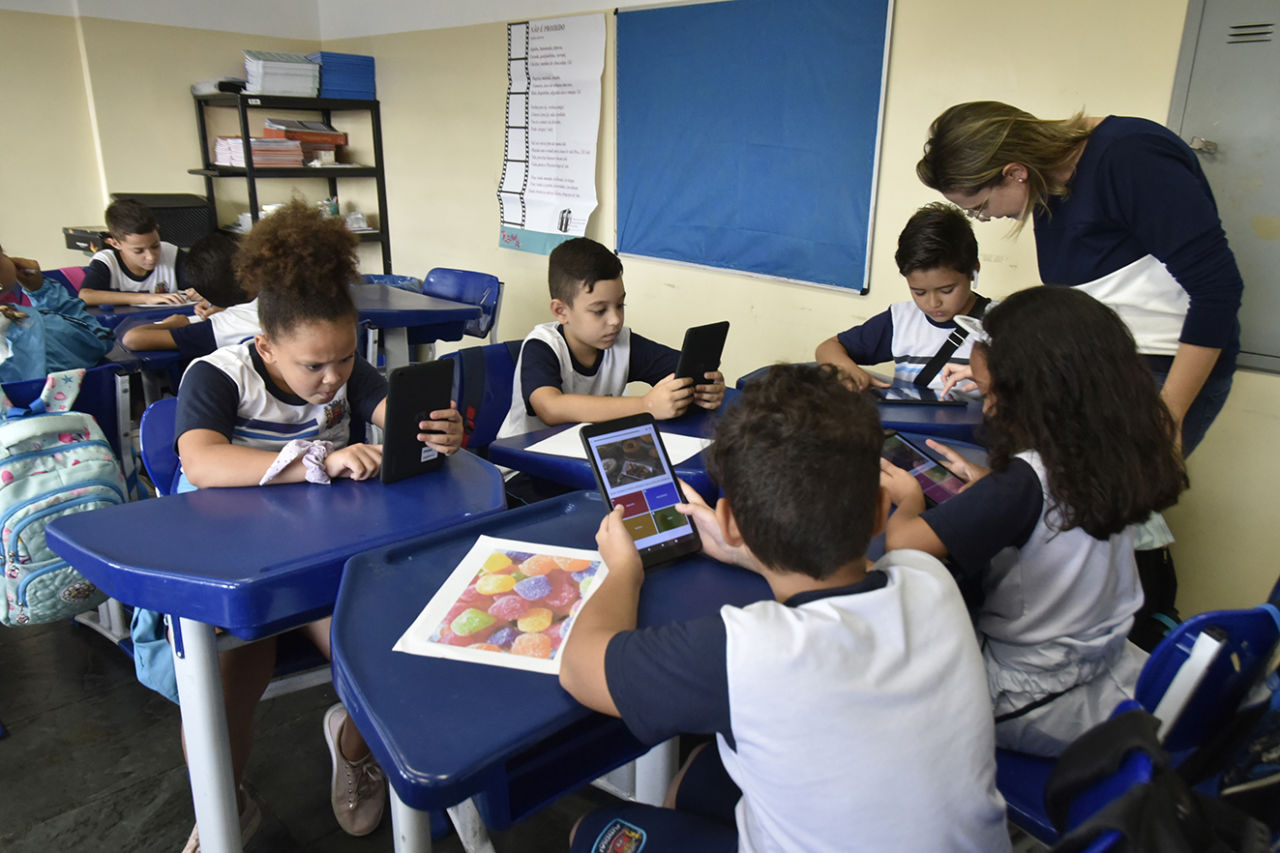 Aluno na sala de aula de ciências trabalhando com ferramentas