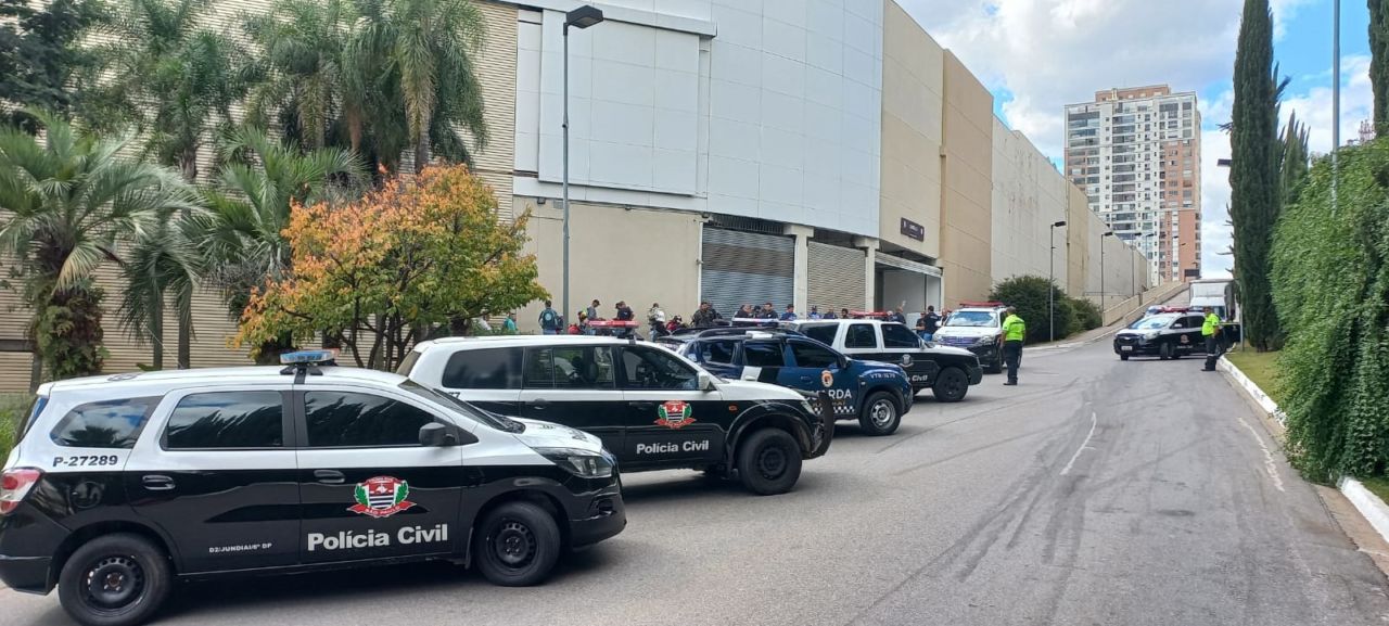 Viaturas pretas da Polícia Civil paradas na rua de acesso ao estacionamento realizam fiscalização dos entregadores no Jundiaí Shopping