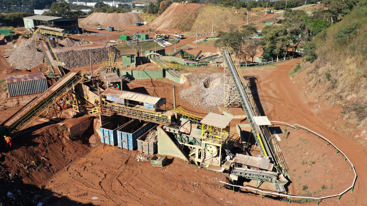 DESCRIÇÃO DE IMAGEM: Foto aérea da máquina de processamento de material de construção civil descartado