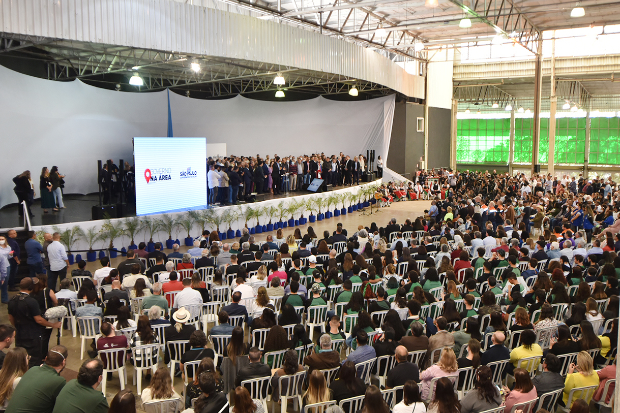 DESCRIÇÃO DA IMAGEM: Foto aberta, visão do pavilhão do Parque da Uva, com os participantes do evento Governo na área