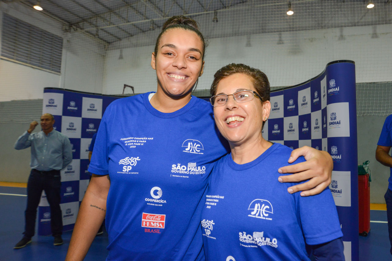 Treinadora Rita Orsi ao lado da pivô do time adulto de Handebol feminino, Jamily Martins, ambas de uniforme azul de treino