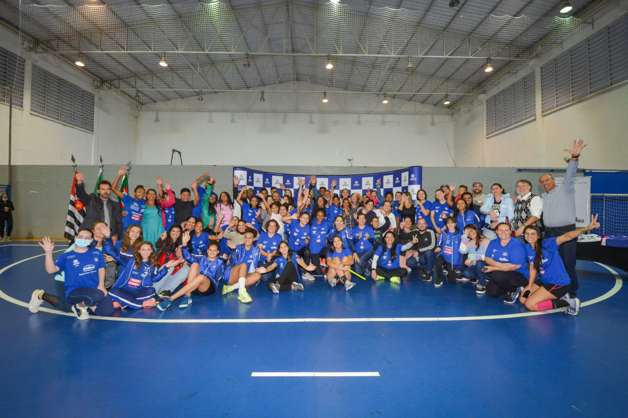 Foto geral com atletas do Jundiaí Handebol Clube, treinadores e mães das atletas 