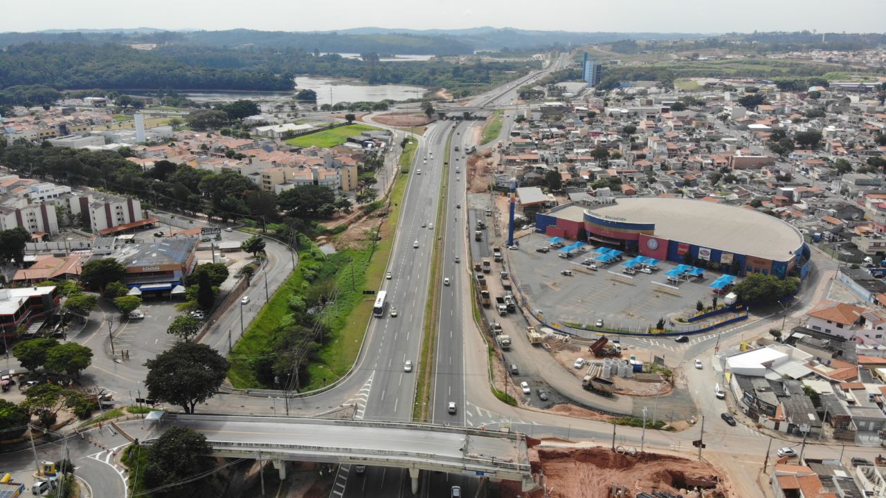 Imagem mostra rodovia João Cereser do alto, com viaduto em obras e trecho que será interditado
