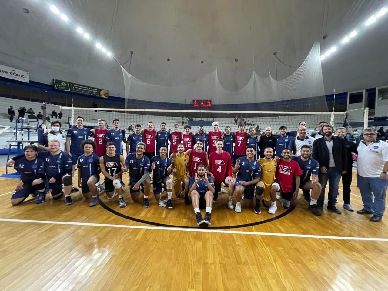 Foto geral das equipes de vôlei de Jundiaí e dos Estados Unidos no ginásio do Bolão