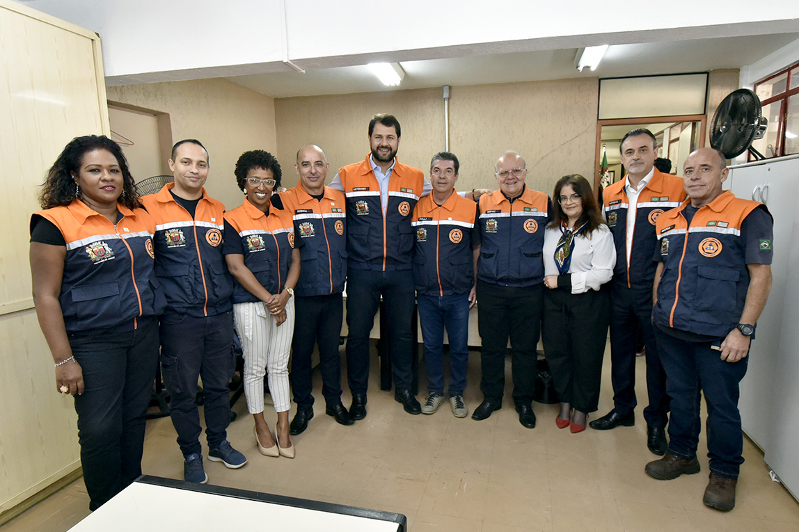Foto com todos os Todos os servidores da Defesa Civil  de Jundiaí, e o Prefeito Luiz Fernando ao lado do gestor Gustavo Maryssael