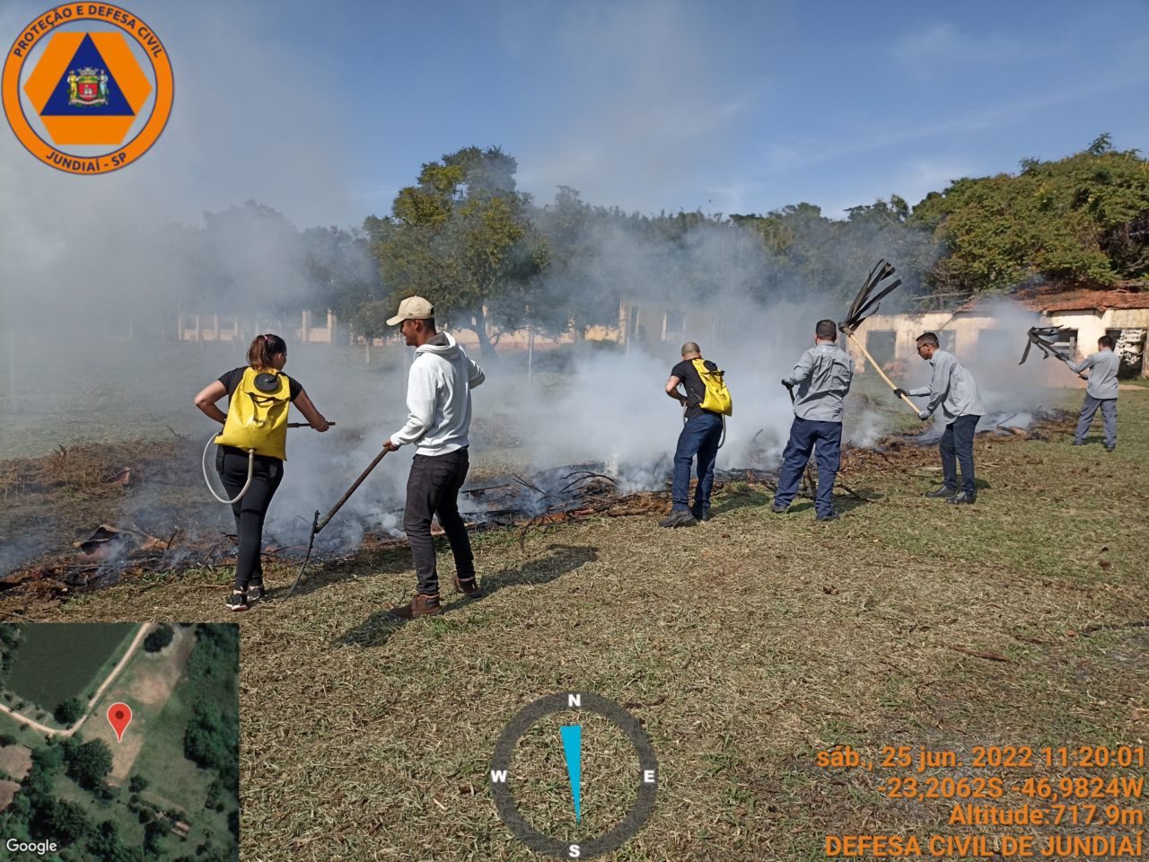Alunos do curso da Defesa Civil combatem um foco de incêndio em treinamento