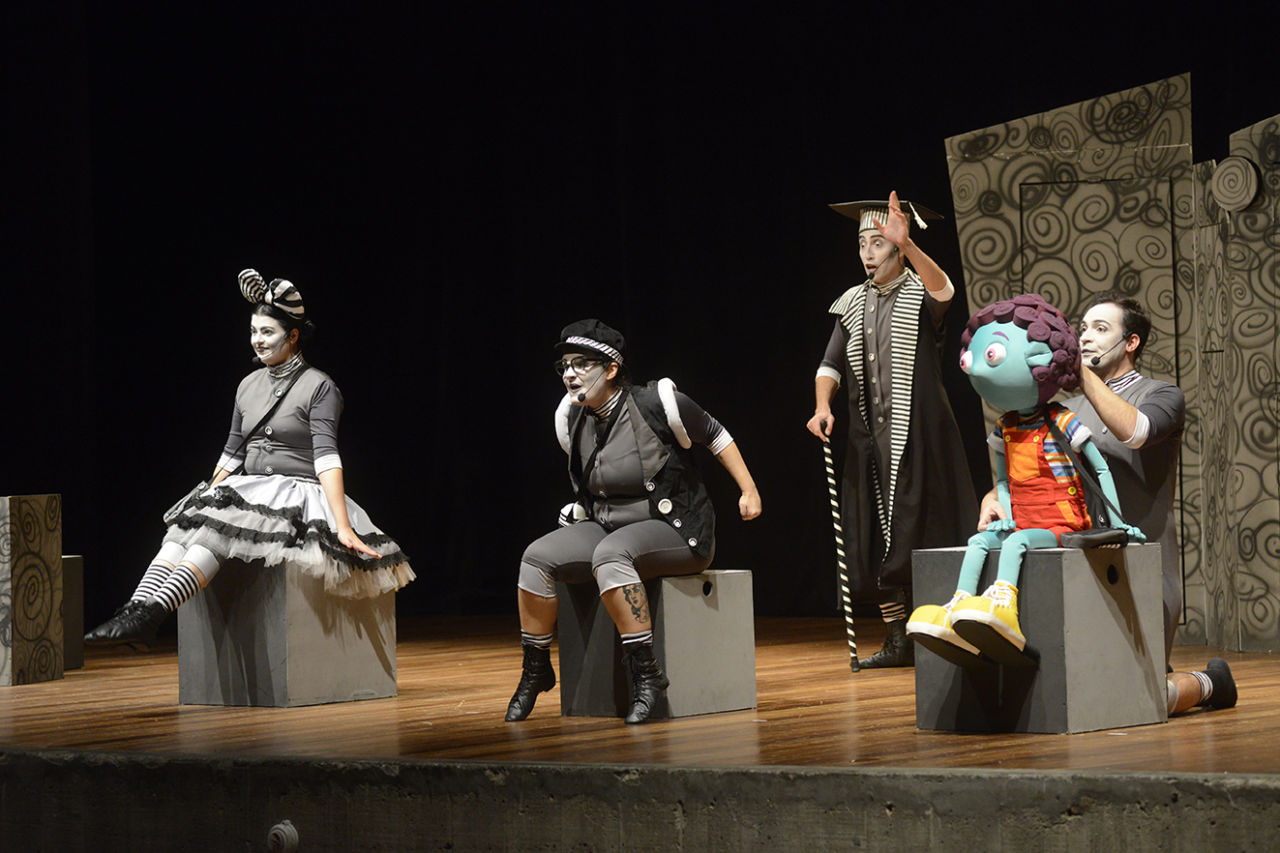 Peça “O menino de Lugar Nenhum”, do grupo Teatro de Panela, no Teatro Polytheama. Figurinos em preto e branco e um boneco de fantoche todo colorido