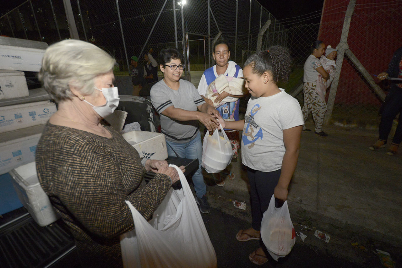 Marmitas sendo entregues pelo grupo Tempero Amor no bairro do Tamoio, a mães e crianças