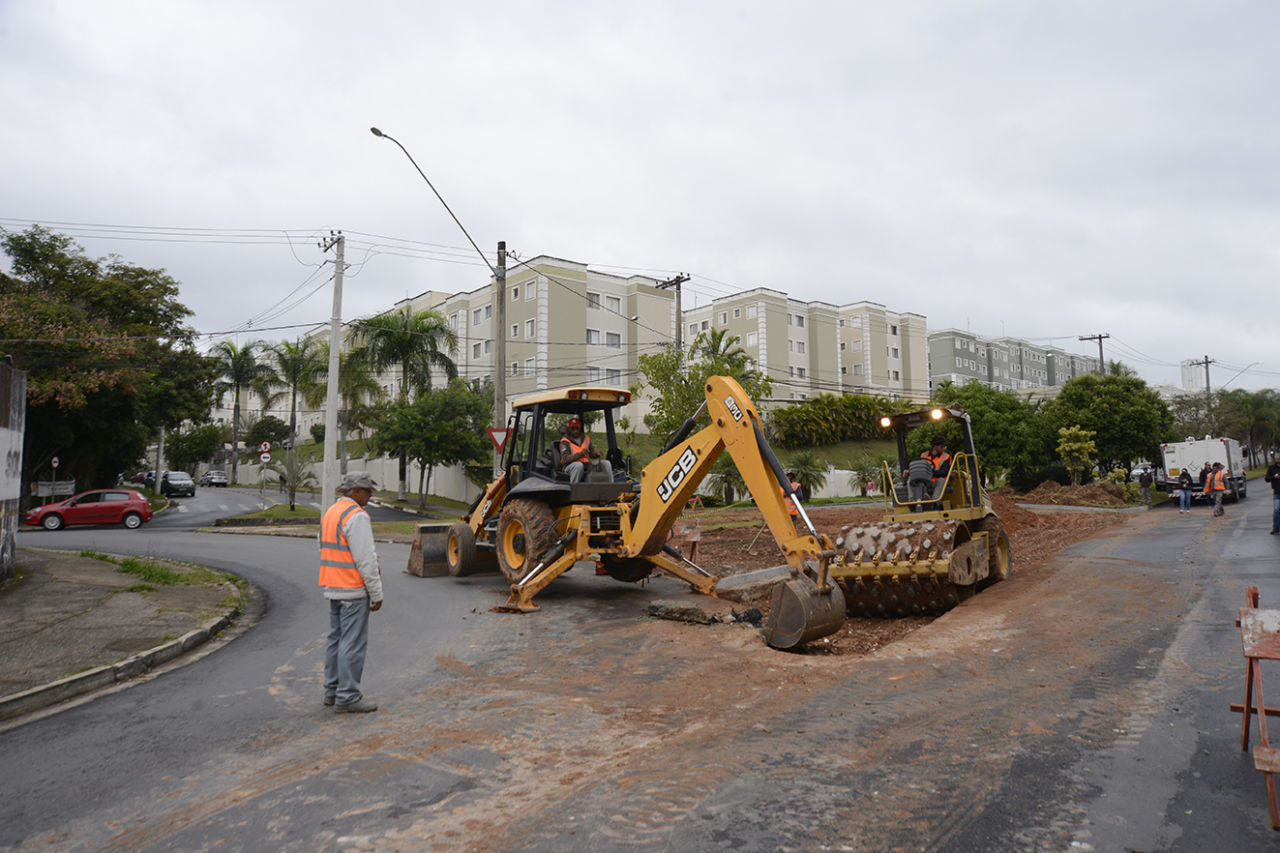 Máquinas trabalhando nas obras da avenida Antônio Pincinato