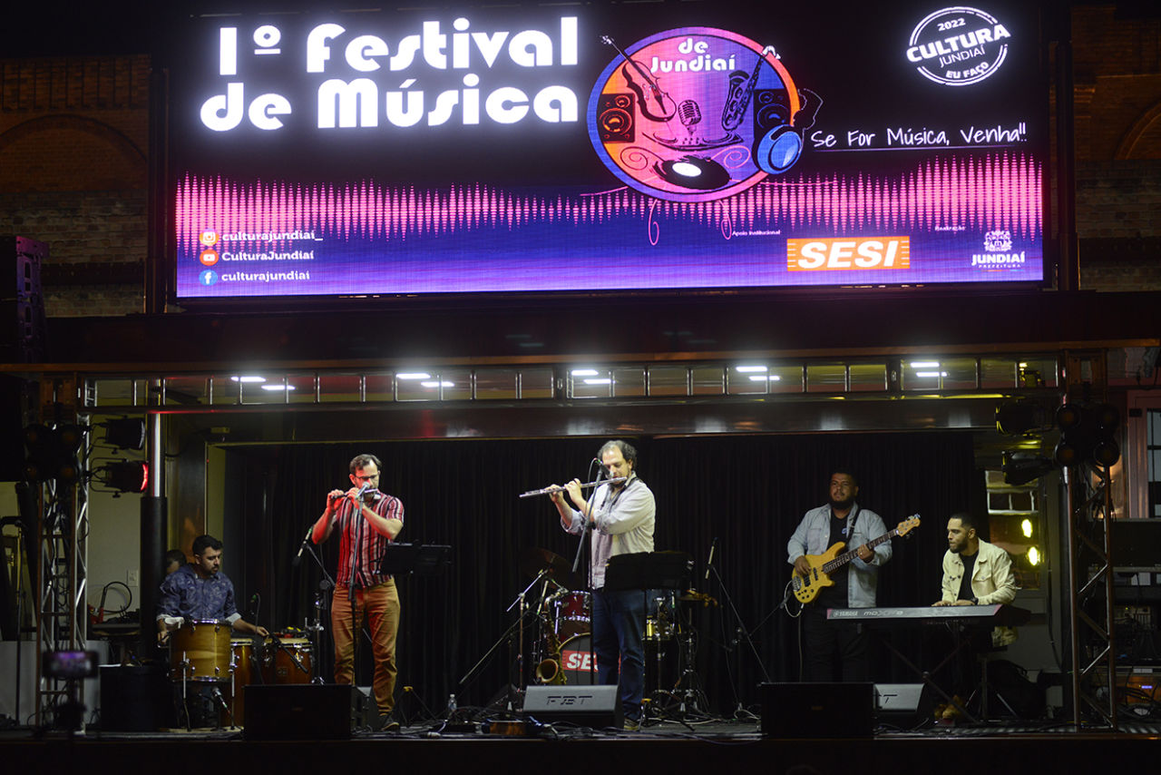 Banda se apresentando no palco do 1º Festival de Música