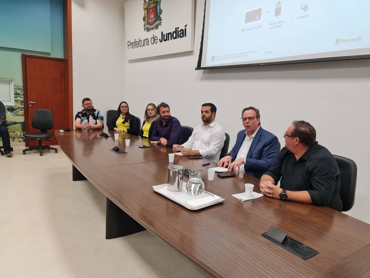 Foto da mesa diretora com gestores e o vice-prefeito no auditória da Prefeitura de Jundiaí