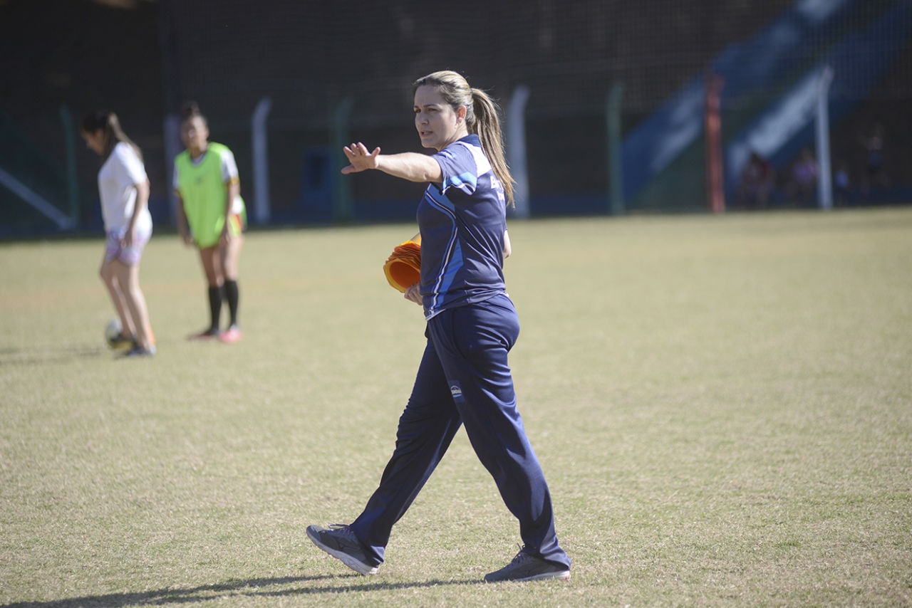 No campo, treinadora Tatisa orienta as aulas de futebol feminino durante primeiro treino