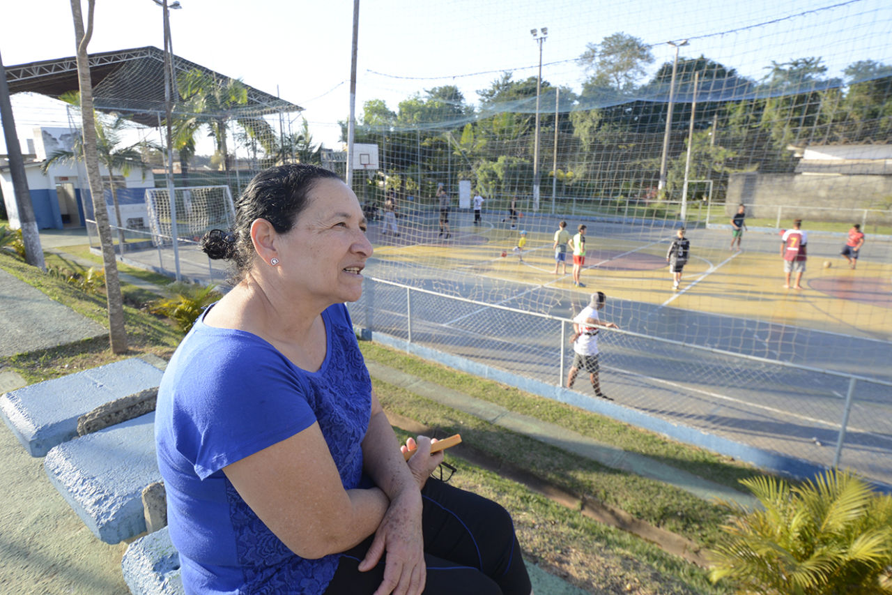 Dona Maria Rocha, que sempre leva os netos para a prática de atividades físicas no Centro Esportivo, sentada ao lado da quadra