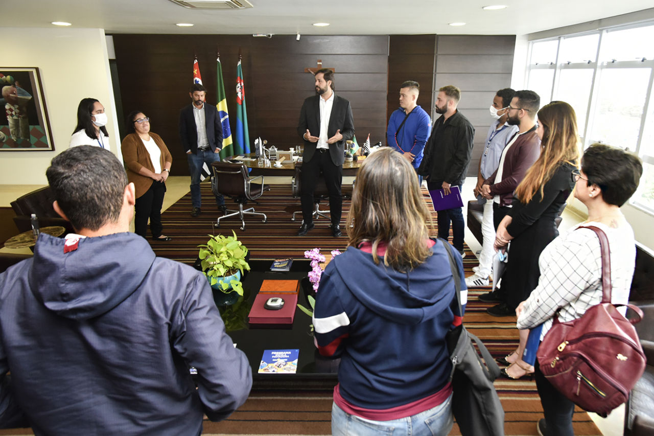 Prefeito Luiz Fernando Machado recebe comissão do Conselho da Juventude no seu gabinete. Fotos com todos em pé