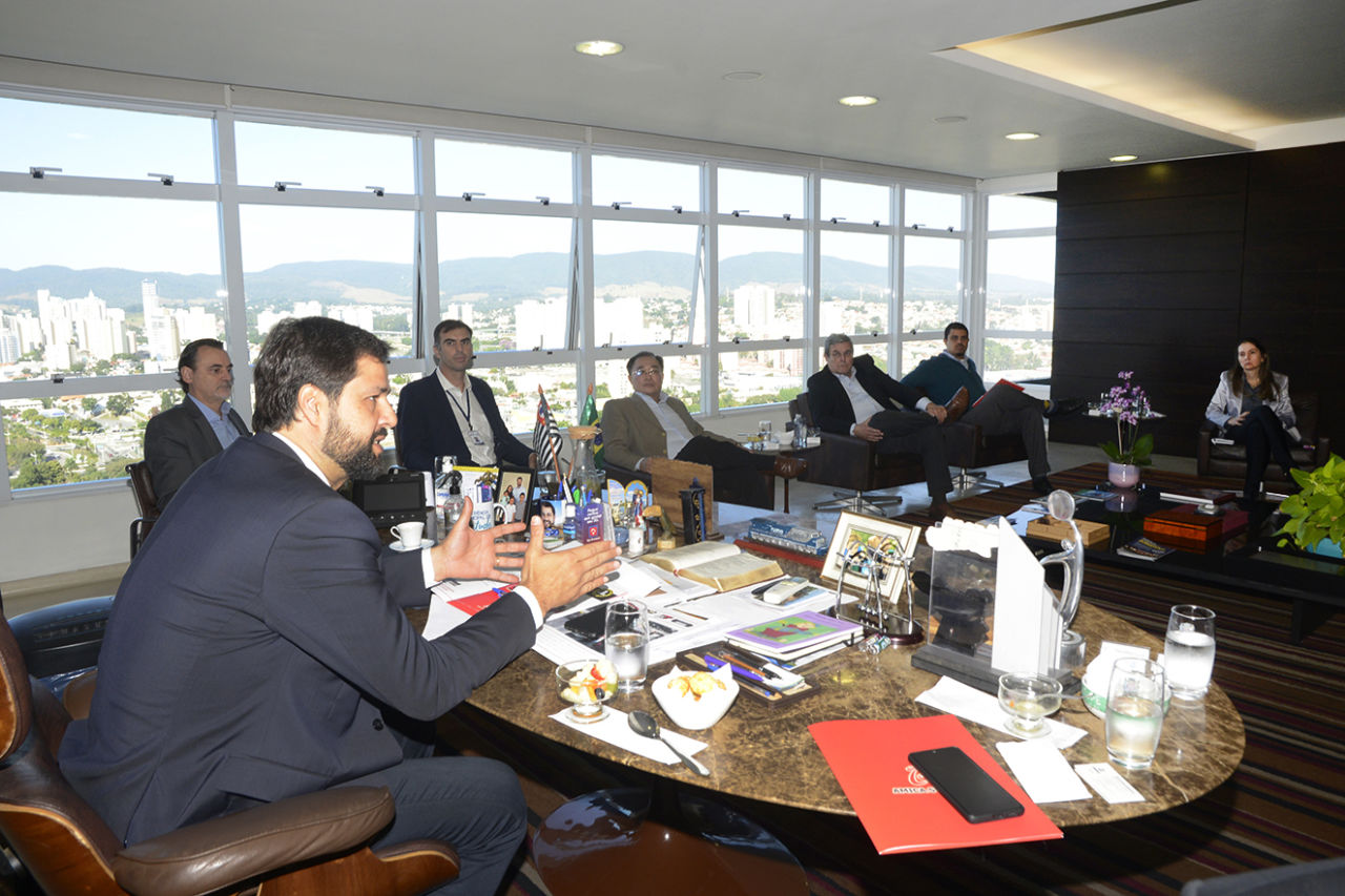 DESCRIÇÃO DE IMAGEM: foto da sala do prefeito de Jundiaí, com gestores e empresários
