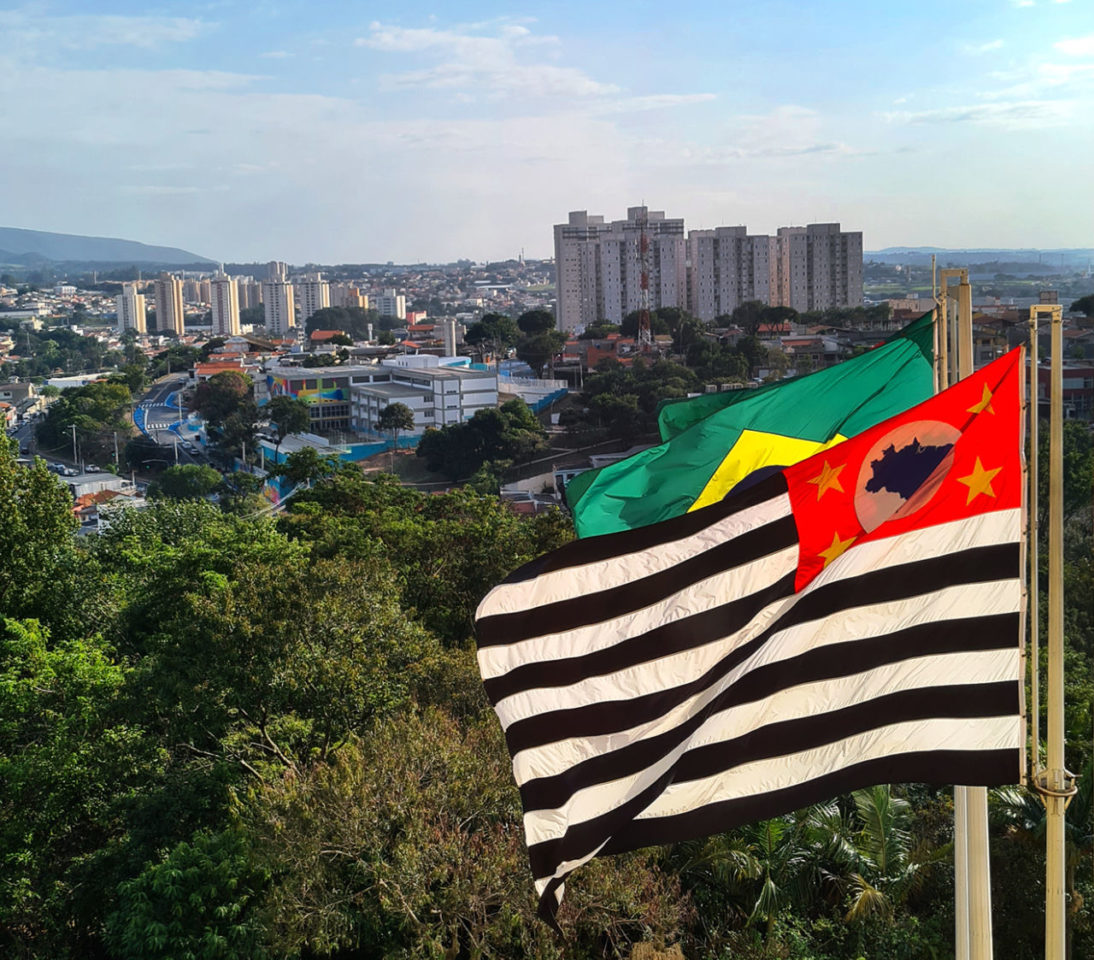 Foto da bandeira de São Paulo balançando com o vento