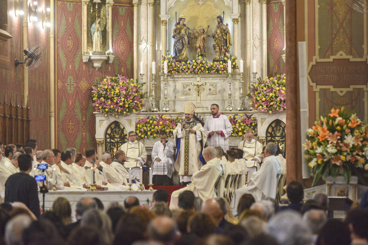 Bispo Dom Arnaldo comanda a celebração na Matriz