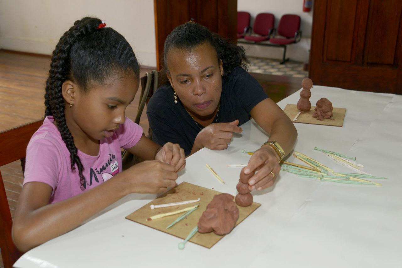 Crianças E Educadores Em Pintura E Desenho Imagem de Stock