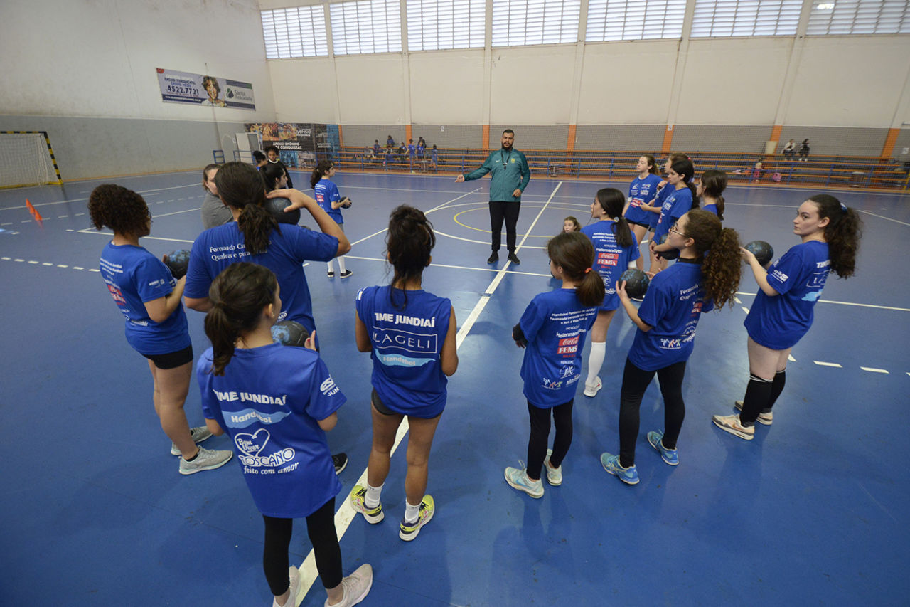 Equipe de handebol feminino treina no ginásio anexo do Bolão